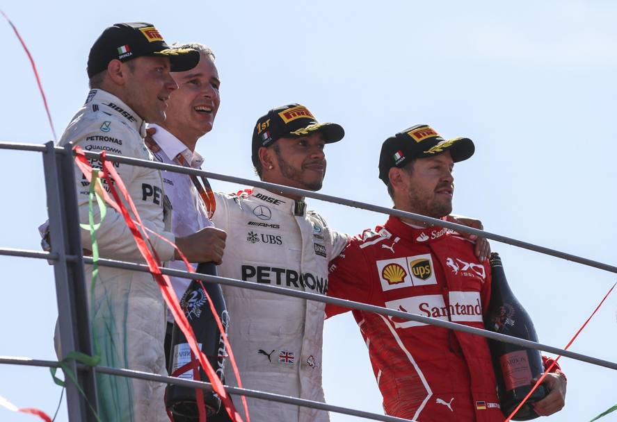 Il vincitore Hamilton fra Bottas (2°) e Vettel (3°). Epa